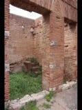 06879 ostia - regio i - insula ix - caseggiato del larario (i,ix,3) - raum 13 - bli ri suedwesten - 09.2022.jpg